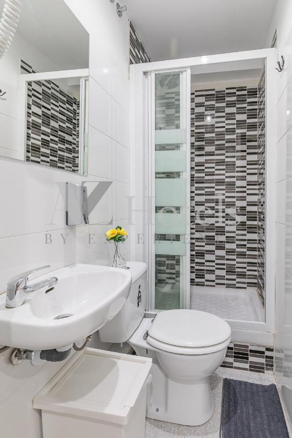 Ayz Sierra De Meira - Auto Check-In Property (Adults Only) Madrid Dış mekan fotoğraf